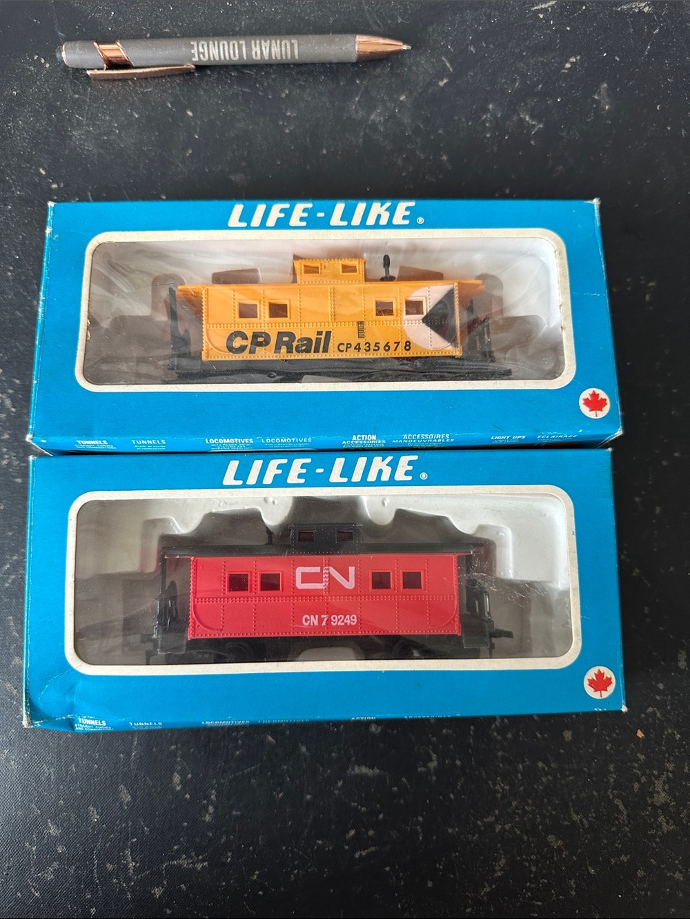 Life like. HO scale train cars. CN & CP RAIL CABOOSES CARS. NIB.